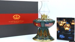 Chiếc đèn Hoa Kỳ là món quà ý nghĩa trong chuyến thăm chính thức Hoa kỳ của Thủ tướng Nguyễn Xuân Phúc.