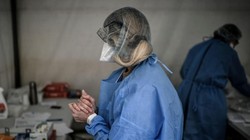 "Thức dậy tôi đã khóc"- một Bác sĩ Pháp.