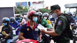 Dân về quê được sự giúp đỡ tận tình của các cơ quan chức năng- Ảnh Tư liệu.