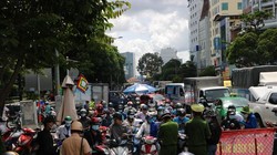 Ô tô, xe máy xếp hàng tại chốt kiểm soát để được hướng dẫn khai báo "di biến động dân cư"- Ảnh Giadinh.net.vn.