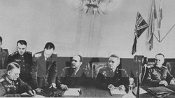 Ký kết văn bản về sự đầu hàng không điều kiện của phát xít Đức tại ngoại ô Berlin, ngày 8/5/1945. (Ảnh: Tư liệu/TTXVN)