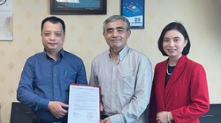 Chủ tịch Nguyễn Minh Hồng trao QĐ thành lập Viện Chiến lược Chuyển đổi số cho lãnh đạo Viện.