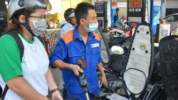 Do gánh quá nhiều chi phí, giá bán lẻ xăng dầu trong nước chưa thể giảm mạnh theo thế giới Ảnh: Tấn Thạnh