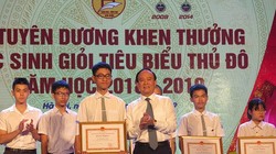 Ủy viên Ban Thường vụ Thành ủy, Phó Chủ tịch Thường trực HĐND thành phố Nguyễn Ngọc Tuấn trao Bằng khen cho học sinh giỏi tiêu biểu Thủ đô.
(Ảnh: Hà Nội mới)