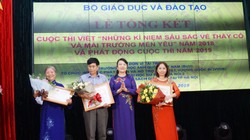 Thứ trưởng Nguyễn Thị Nghĩa trao chứng nhận cho các tác giả đoạt giải nhất và nhì. Ảnh: GD&TĐ

