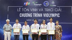 Các thí sinh nhận giải tại buổi lễ tôn vinh (Ảnh: Báo tin tức)
