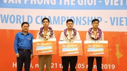 Đồng chí Nguyễn Anh Tuấn - Bí thư thường trực Trung ương Đoàn, Trưởng Ban chỉ đạo Cuộc thi MOSWC-Viettel 2019 trao giải cho 3 Quán quân Quốc gia năm nay (Ảnh: Trang TTĐT Đoàn TNCSHCM)

