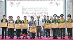 Trao giải thưởng Vừ A Dính cho các cá nhân và tập thể xuất sắc. Ảnh: Báo Nhân dân