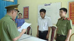 Cơ quan điều tra công bố quyết định khởi tố ông Trần Xuân Yến, Phó giám đốc Sở GD&ĐT tỉnh Sơn La.

