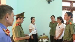 Bà Nguyễn Thị Hồng Nga, chuyên viên Phòng khảo thí và quản lý chất lượng Sở GD-ĐT Sơn La (mặc áo trắng bên phải), nghe tống đạt quyết định khởi tố bị can. 

