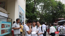 Học sinh trao đổi sau khi thi xong. Ảnh: Minh Thúy