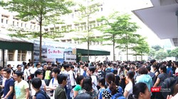 Học sinh và phụ huynh tập trung tại điểm thi. Ảnh: Minh Thúy