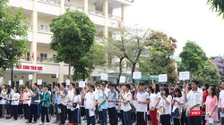 Thí sinh tập trung tại sân trường THCS Dịch Vọng (Cầu Giấy). Ảnh: Minh Thúy