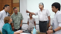 Bác sĩ bệnh viện Bạch Mai cùng các chuyên gia đến từ Hoa Kỳ tiến hành khám cho bệnh nhân