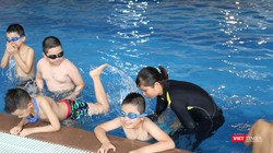 Giáo viên hướng dẫn học sinh tập bơi. Ảnh: Minh Thúy