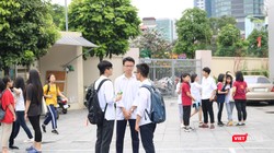 Thí sinh lo lắng trước giờ thi. Ảnh: Minh Thúy