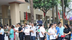 Phụ huynh chờ đợi con thi xong. Ảnh: Minh Thúy