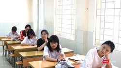 Thí sinh lo lắng trong kỳ thi tuyển sinh vào lớp 10. Ảnh: Minh Thúy