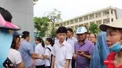 Học sinh ra về sau kỳ thi. Ảnh: Minh Thúy