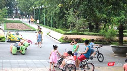 Trẻ vui chơi tại công viên. Ảnh: Minh Thúy
