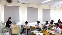 Cán bộ phổ biến quy chế thi. Ảnh: Minh Thúy