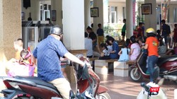 Phụ huynh đón con sau khi tan trường. Ảnh: Minh Thúy