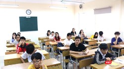 Học sinh chuẩn bị dự thi. Ảnh: Minh Thúy