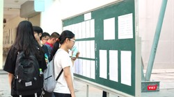 Học sinh xem lịch thi. Ảnh: Minh Thúy