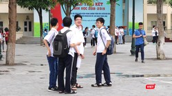 Học sinh trao đổi sau khi thi xong. Ảnh: Minh Thúy