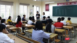 Giám thị phổ biến quy chế thi cho thí sinh. Ảnh: Minh Thúy