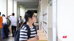 Thí sinh xem danh sách phòng thi. Ảnh: Minh Thúy
