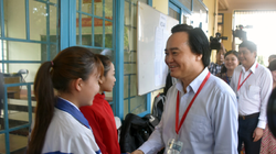 Bộ trưởng Bộ GD&ĐT động viên các cán bộ coi thi và thí sinh trước giờ thi