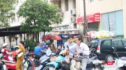 Nhiều phụ huynh lo lắng chờ con thi xong. Ảnh: Minh Thúy