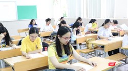 Thí sinh làm bài thi. Ảnh: Minh Thúy