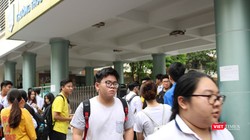 Thí sinh dự thi tại điểm thi Trường THCS và THPT Nguyễn Tất Thành . Ảnh: Minh Thúy