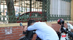 Một phụ huynh ngủ gục trong lúc chờ con thi xong. Ảnh: Minh Thúy.