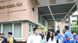 Thí sinh dự thi tại điểm thi Trường THCS Nghĩa Tân (Cầu Giấy). Ảnh: Minh Thúy