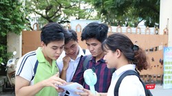 Thí sinh trao đổi sau khi thi xong môn Ngoại ngữ tại diểm thi Trường THPT Nguyễn Trãi - Ba Đình. Ảnh: Minh Thúy