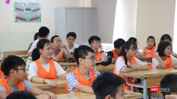 Trẻ chăm chú nghe giảng. Ảnh: Minh Thúy