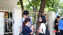 Thí sinh trao đổi sau khi thi xong. Ảnh: Minh Thúy