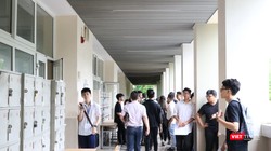 Thí sinh chờ bước vào phòng thi. Ảnh: Minh Thúy