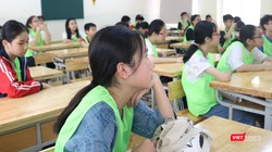 Học sinh chăm chú nghe giảng. Ảnh: Minh Thúy