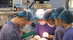 Bác sĩ tiến hành phẫu thuât cho bệnh nhân