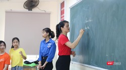 Giáo viên giảng dạy trên lớp. Ảnh: Minh Thúy