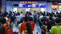 Người dân xếp hàng mua vé xem phim 