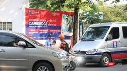 Xe đưa đón học sinh ở bên ngoài cổng trường. Ảnh: Minh Thúy