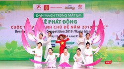 Văn nghệ chào mừng lễ phát động cuộc thi vẽ tranh Đan Mạch trong mắt em với chủ đề "Rác". Ảnh: Minh Thúy. 