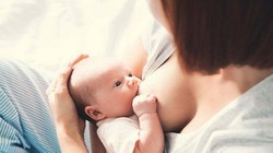 Trẻ được bú sữa mẹ. Ảnh: Internet