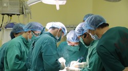 Ekip phẫu thuật cho bệnh nhân T. 
