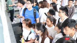 Học sinh xem lịch thi. Ảnh: Minh Thúy